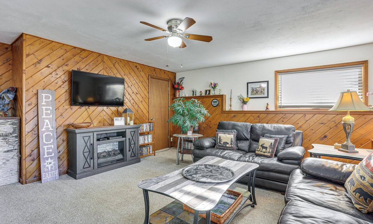 Pine Apartment | Pet-Friendly Pine Home: Near Hiking & Fishing!