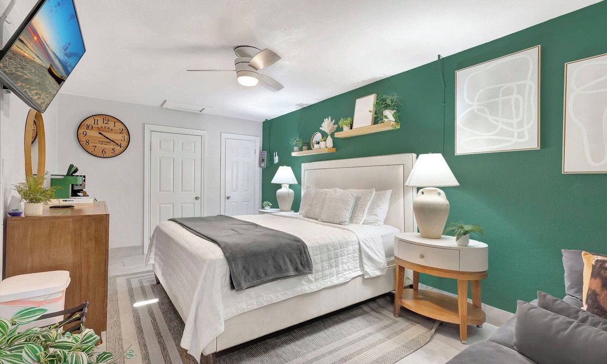 Bryant House | Plush King Bed Xtra Clean Stay