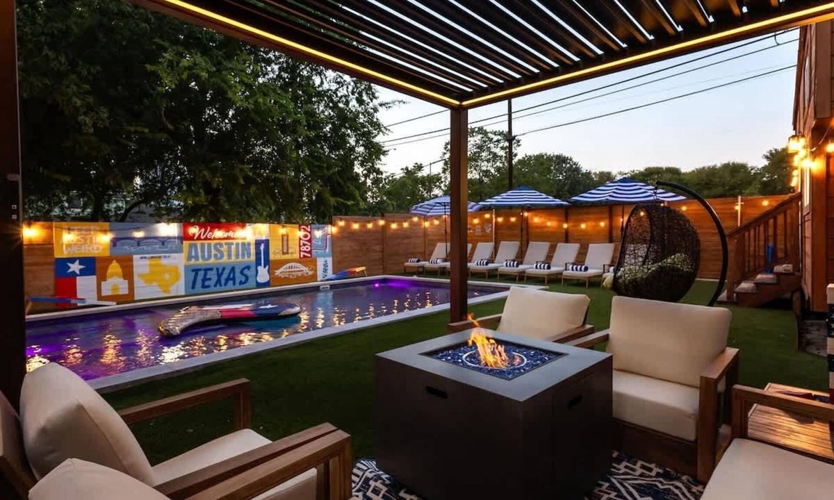 East Cesar Chavez House | Pool + Hot Tub, 6 Rooms, Luxury Downtown Retreat