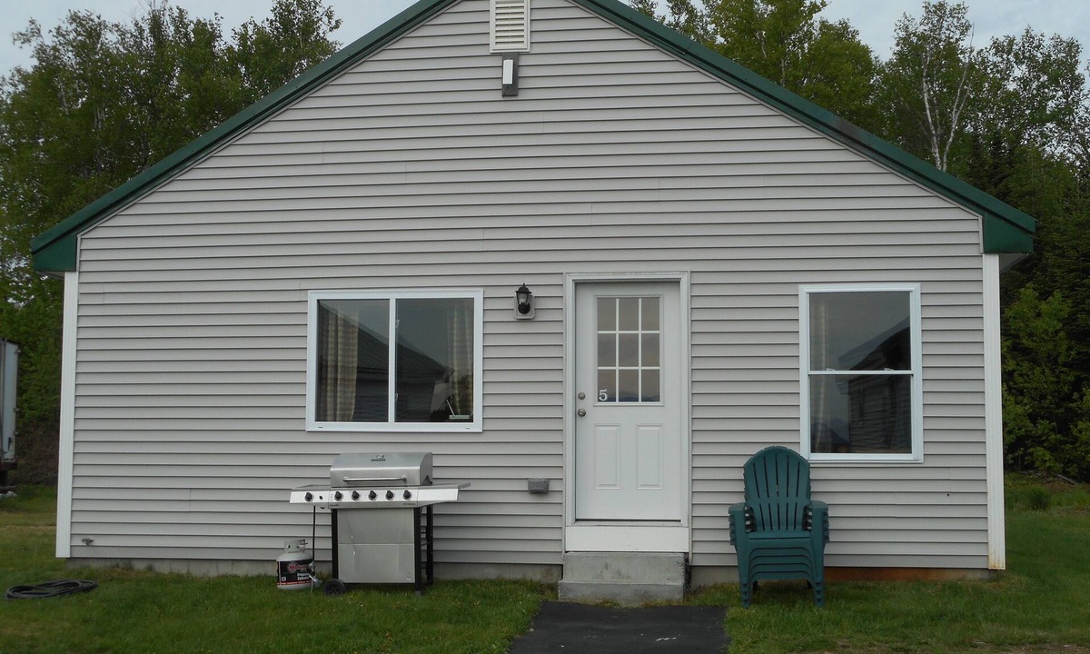 Shirley Cabin | Post and beam cabin with queen size and bunk
