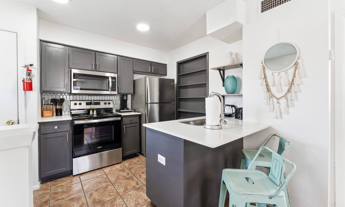 Holly Apartment | Prime Location Chic 1BR Fast Wifi 7 Min to Downtown