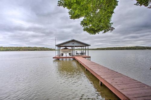 Log Cabin House | Private Dock & Fire Pit: Cedar Creek Lake Home