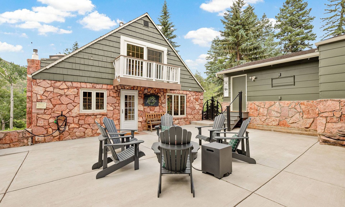 Cascade-Chipita Park Cottage | Private Family Home w/Large Patio, Hot Tub, Fire Pit by Forest & Peak Retreats