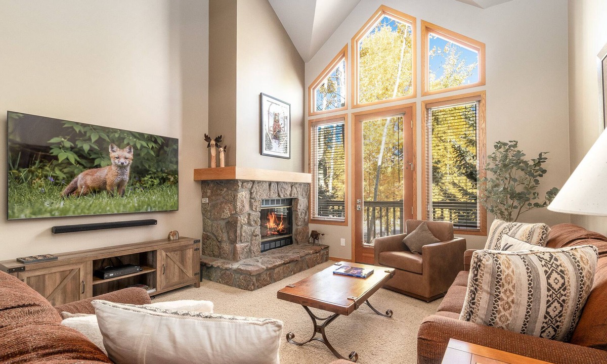 Four O'Clock House | Private Hot Tub. Steps to The Lift. Beautiful Home