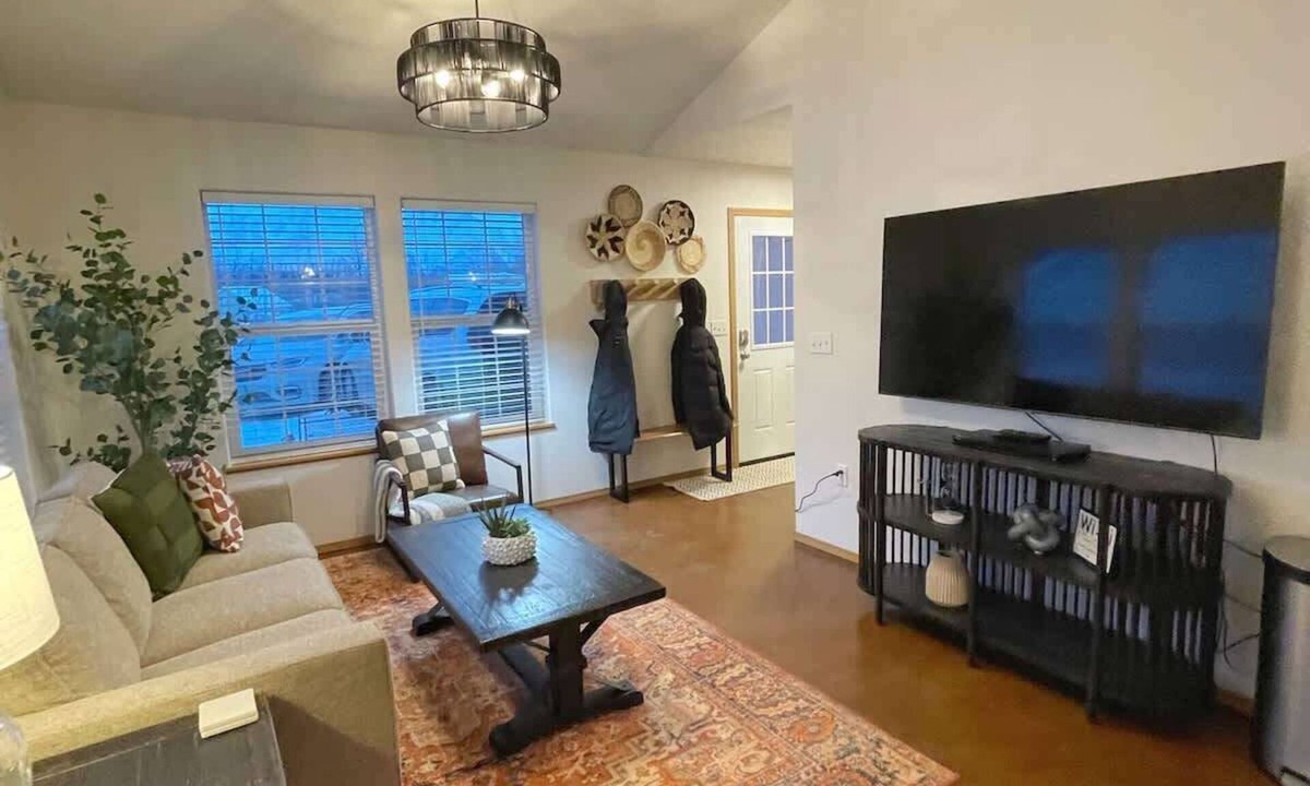 Palmer House | Private & Quiet! 2bd/2ba w/Laundry & Mt. Views!
