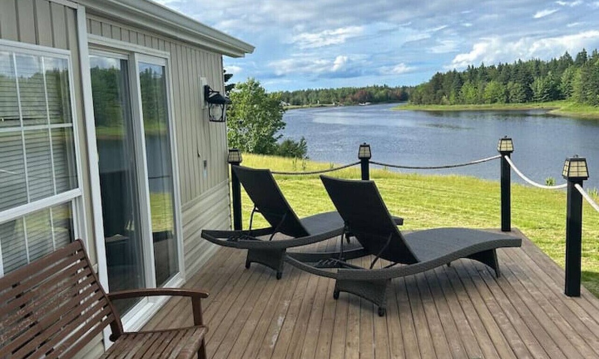 Pirogue Apartment | Private Waterfront Getaway