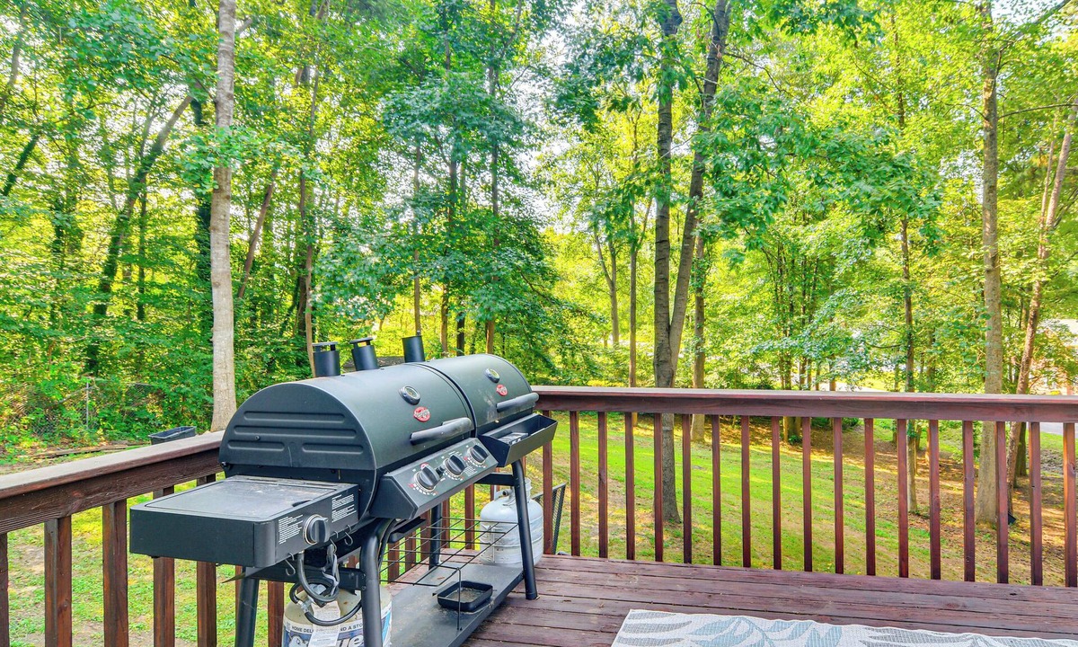 Wallburg House | Private Yard & Deck: High Point Home Base!