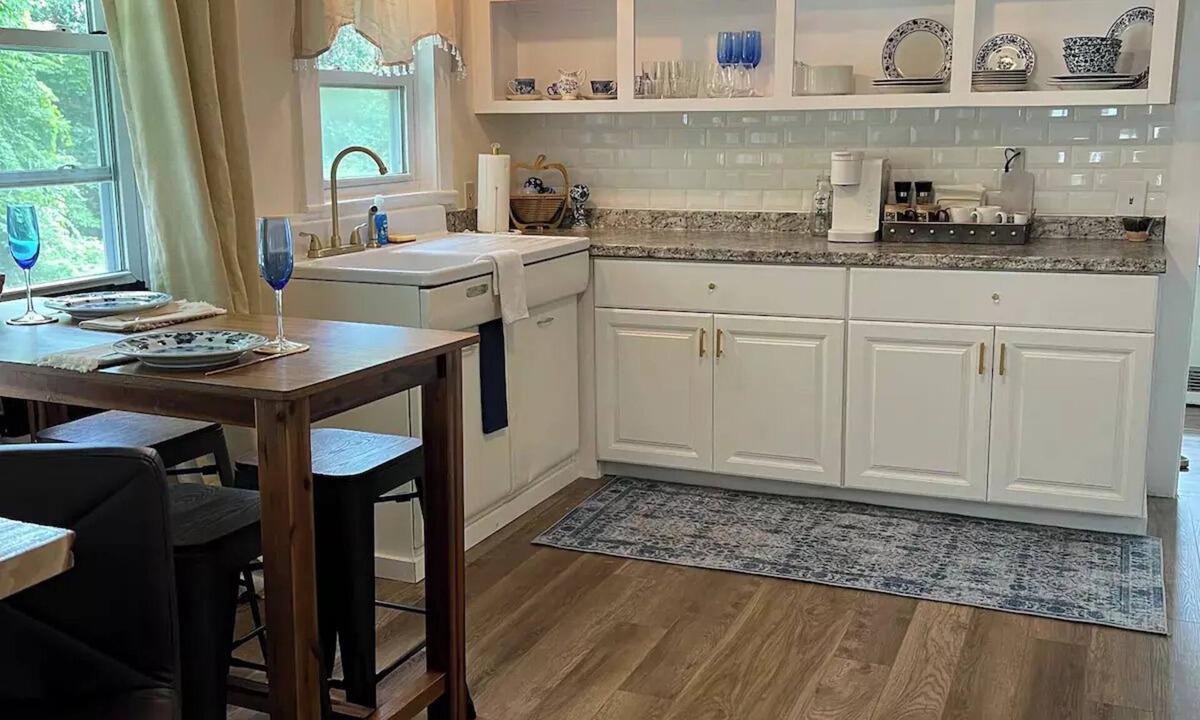 Oakland House | Quaint Little Cottage