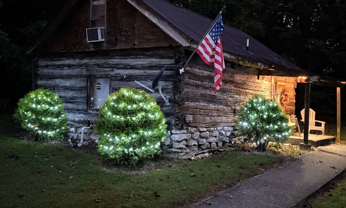 Stanton Cabin | Quaint old fashioned cabin, Loft, Grill, Fire Pit!