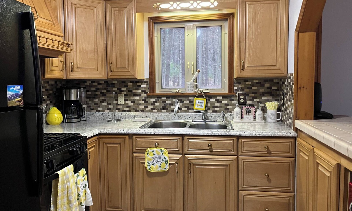 Town of Jerusalem Cottage | Quant Waterfront Home in Quiet Lake Community, Pet-friendly with hot tub