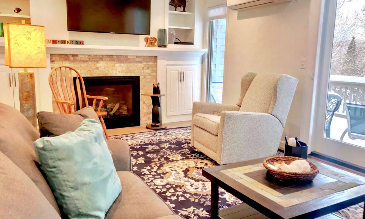 Carroll House | R21 Completely renovated Bretton Woods condo, AC, unbeatable Ski-in Ski-out location! Fast wifi!