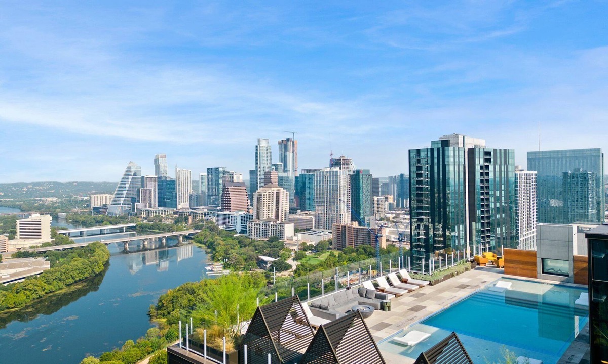 Rainey Street Historic District Condo | Rainey St 1BR | Heated Pool | Gym | Bar | DT ATX