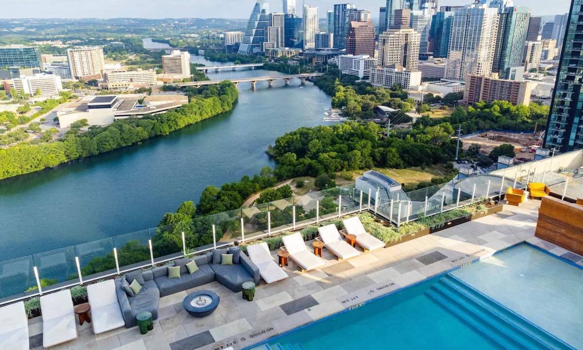 Rainey Street Historic District Condo | Rainey Street King Suite l Rooftop Pool