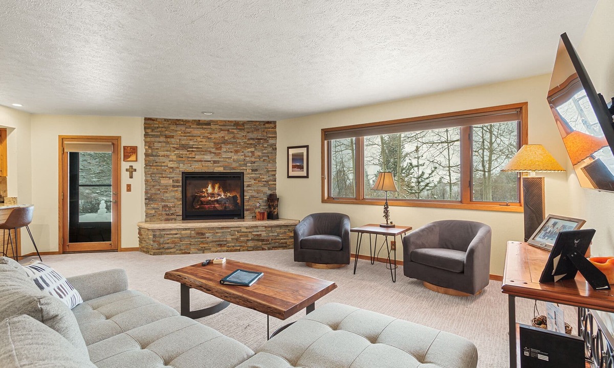 Mountain House Condo | Recently Remodeled 3 BR Condo, walk to the Peru Chair!