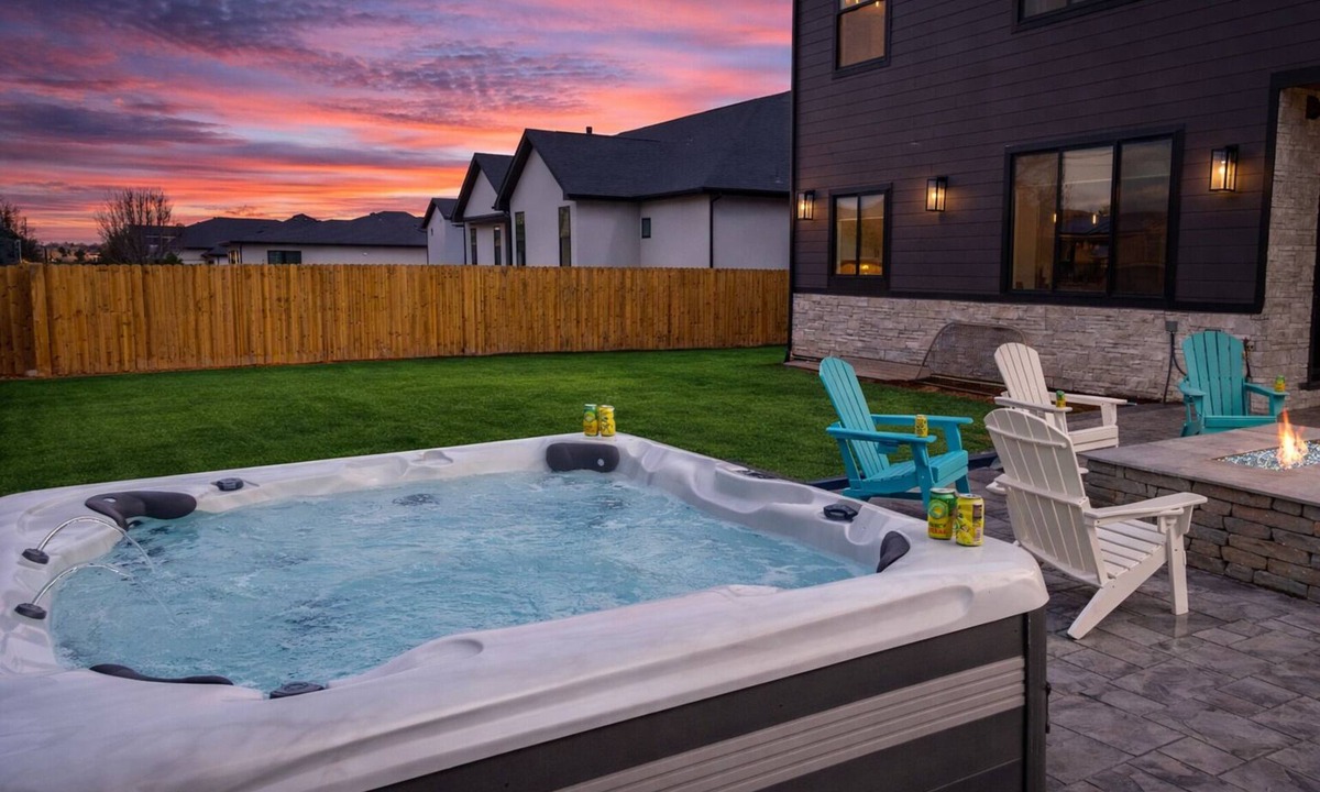 Bear Creek House | Red Rocks Retreat · Hot Tub · Game Room · Sleeps 12