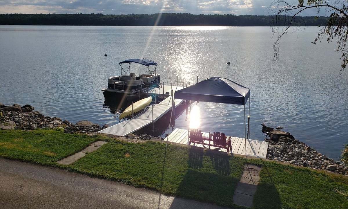 Oxford Cottage | Relax in this fabulous 2-bedroom cottage on beautiful Thompson Lake.