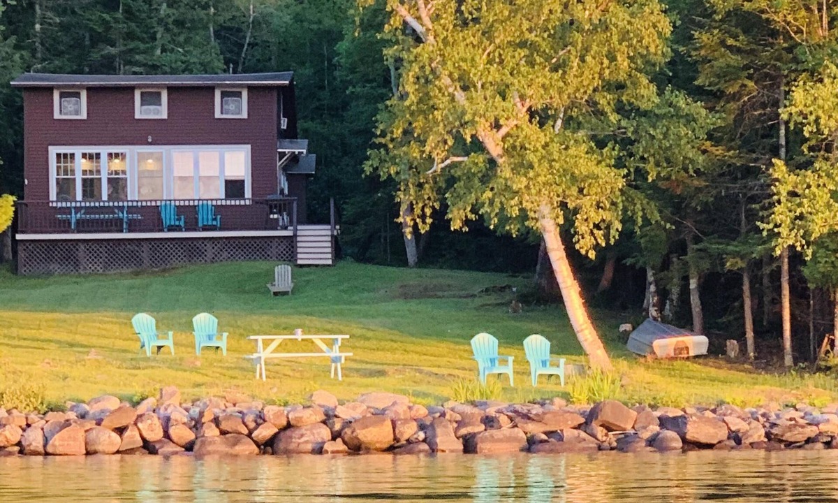 Dexter Cottage | Relaxing Lakefront Getaway