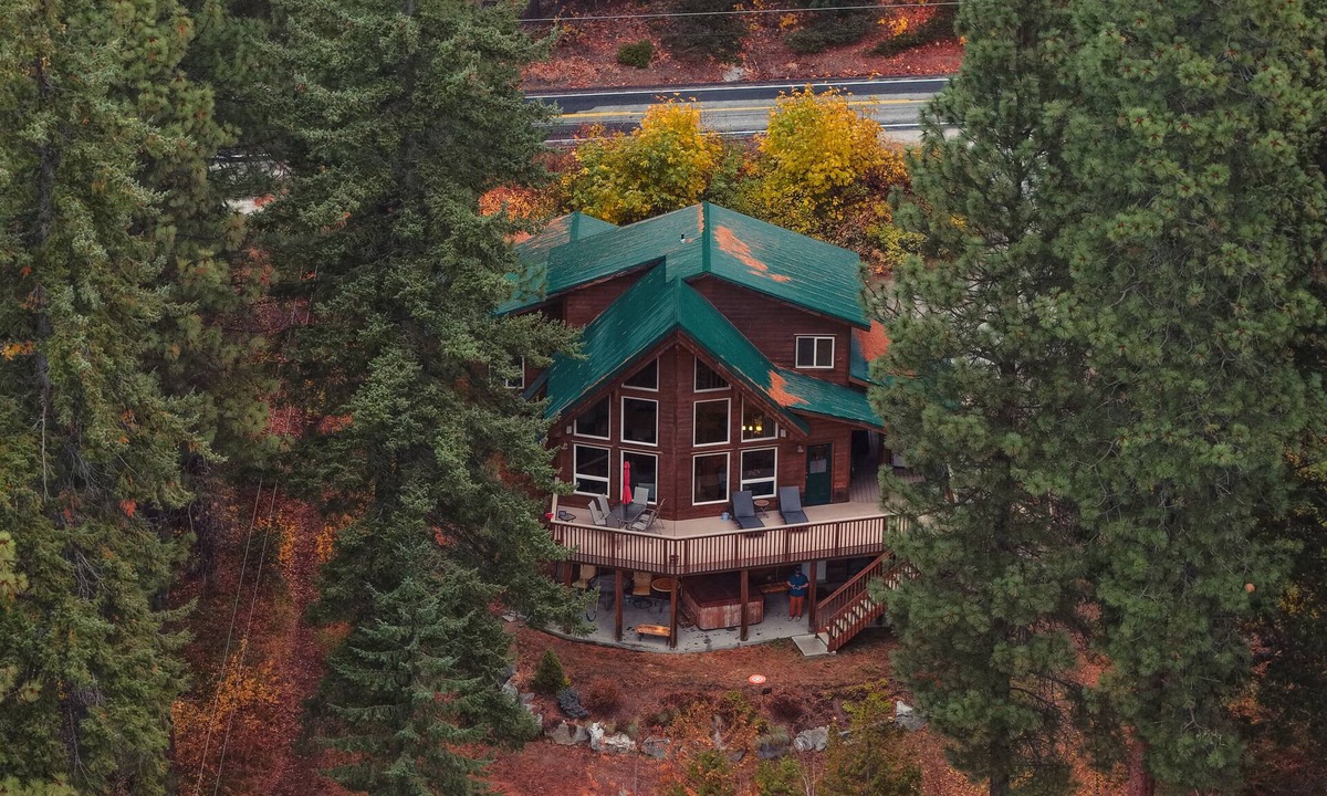 Leavenworth Cabin | Relaxing Mountain Cabin with Stunning Views of Lake Wenatchee