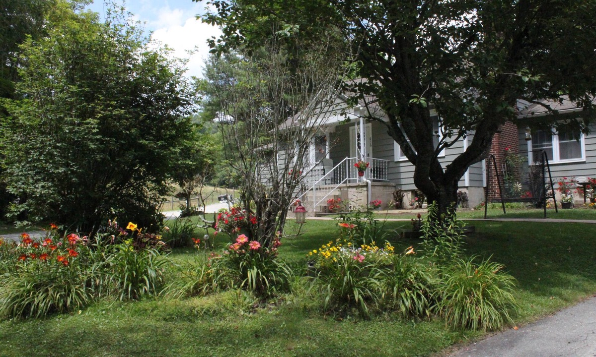 Vilas House | Relaxing, quiet country setting. Close to many Mountain activities!
