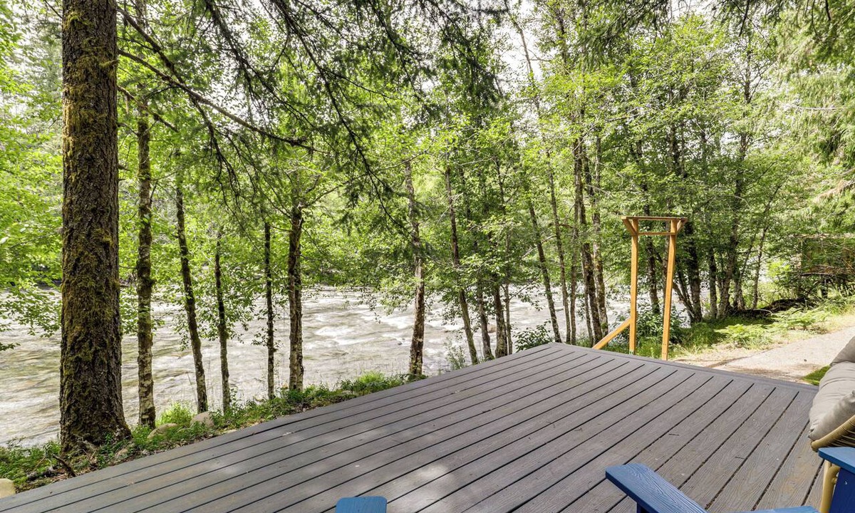 Marion County House | Relaxing Riverfront Getaway w/Fire Pit in Idanha