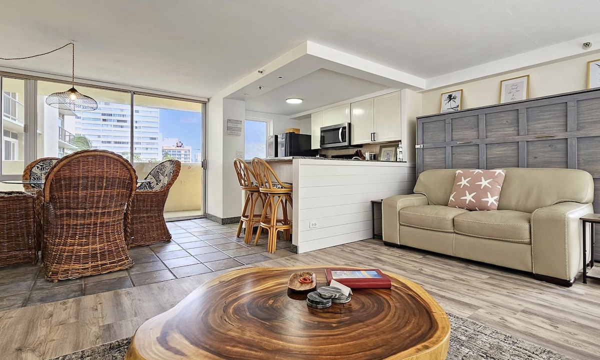 Diamond Head - Kapahulu - St. Louis Apartment | Remodeled in 2022, Diamond Head 2 Bedroom Oceanfront condo