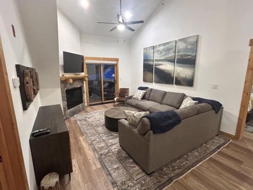 Mountain House Apartment | Renovated 3BR Mountain Condo - Kids Ski Free condo