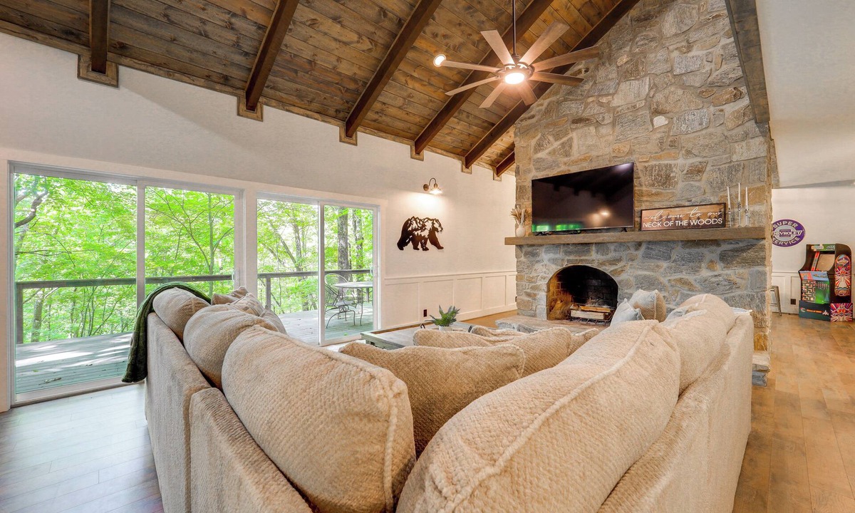 Deep Gap House | Resort Perks & Game Room! Group Escape in Deep Gap