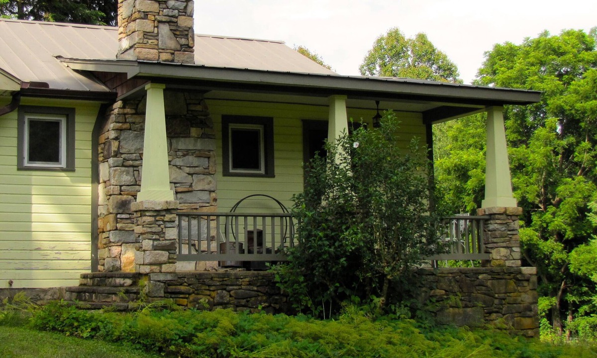 Barnardsville House | Restored Farmhouse 1920s. Family and Pet Friendly. Borders National forest