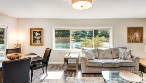 Bend House | Riverfront cottage just steps from Deschutes River