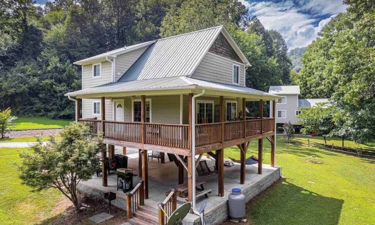 Whittier House | Riverfront gem w/wraparound deck, horseshoes, firepit, hot tub, WiFi - 2 dogs OK