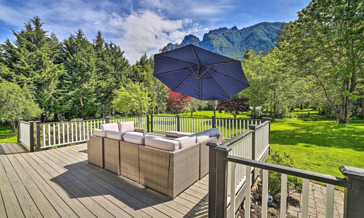 North Bend Cottage | Riverside North Bend Oasis: Stunning Mountain View