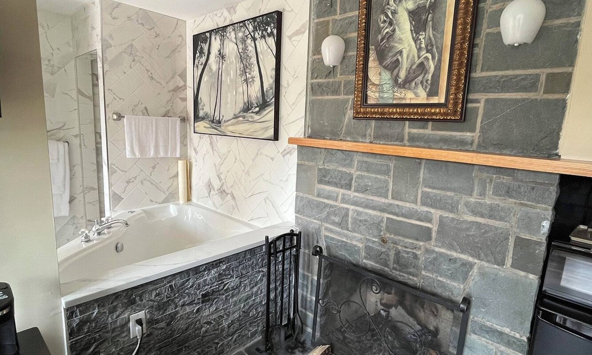 Liscomb Cottage | Riverview Suite w/Queen or King Bed and Jacuzzi Tub