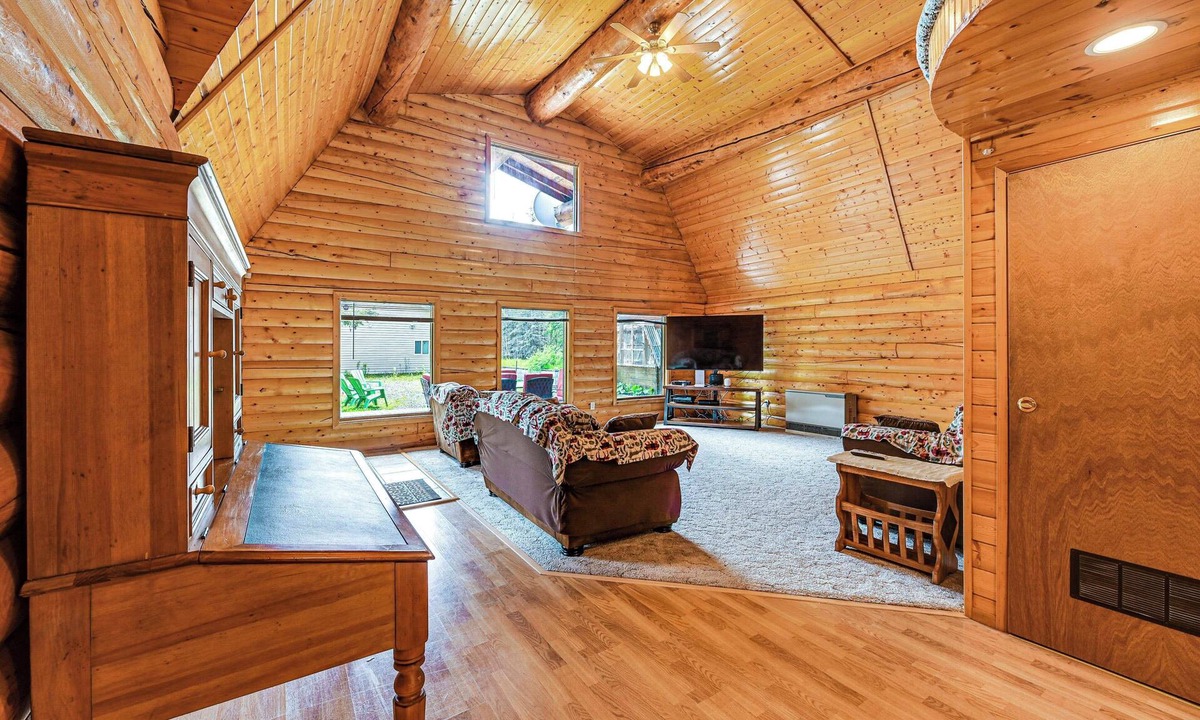 Ridgeway Cabin | Roomy Log Cabin w/Hot Tub, Walk to Kenai River!