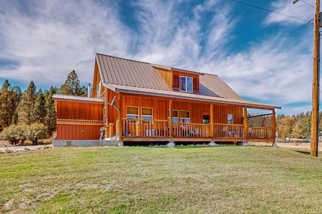 Garden Valley House | Rustic Cabin w/Decks & Hot Tub in Garden Valley!