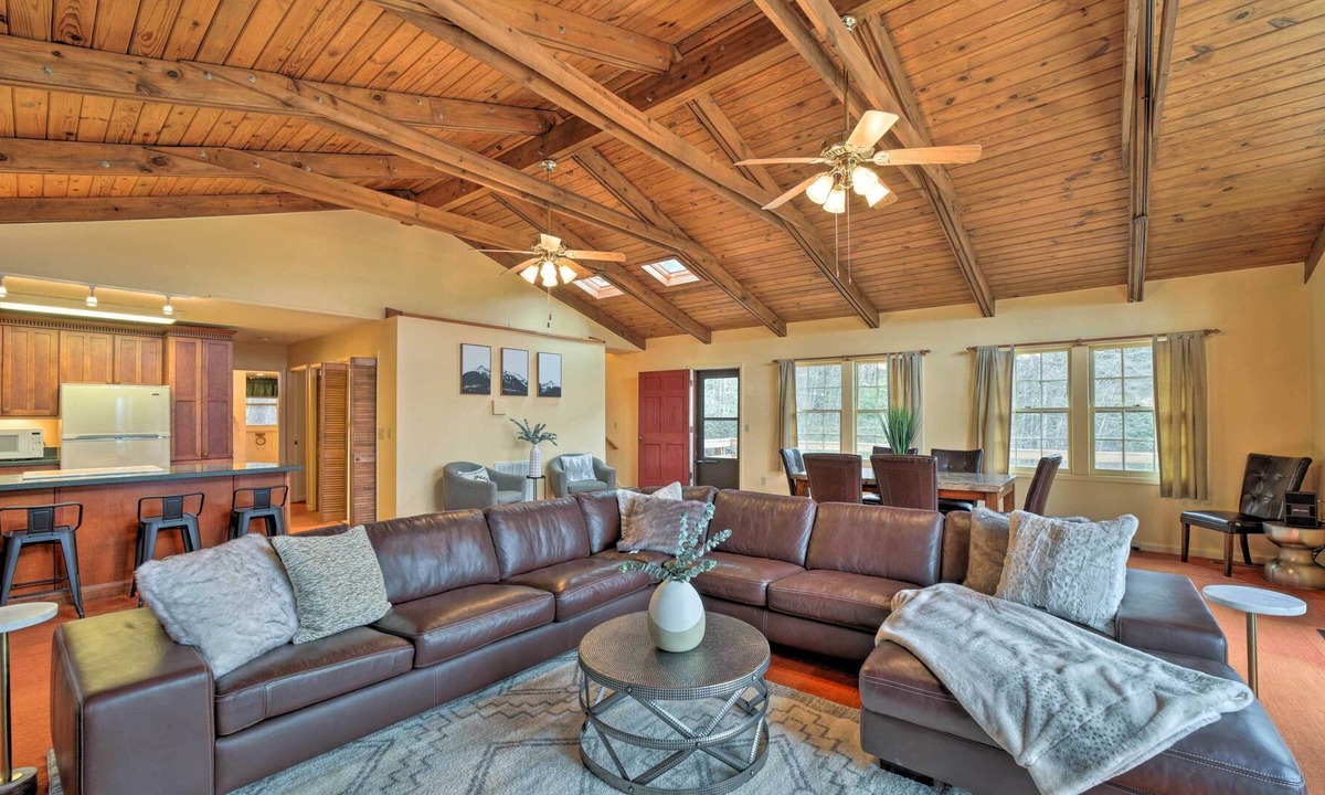 Clyde Cabin | Rustic Clyde Getaway w/ Maggie Valley Views!