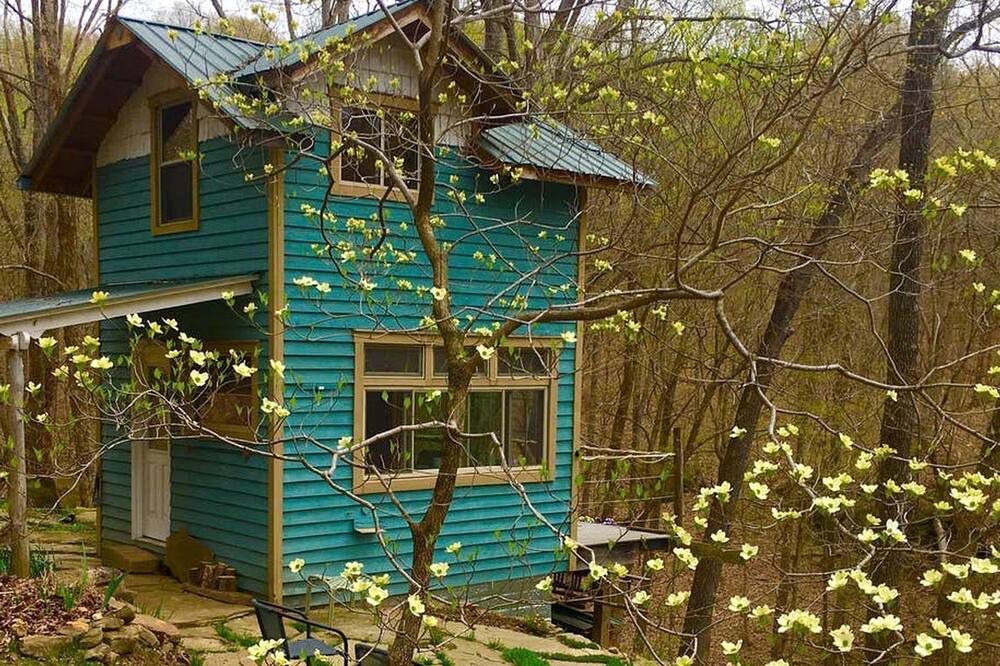 Athens Cabin | Rustic Off-Grid Cabin Getaway near Wayne National Forest, Ohio