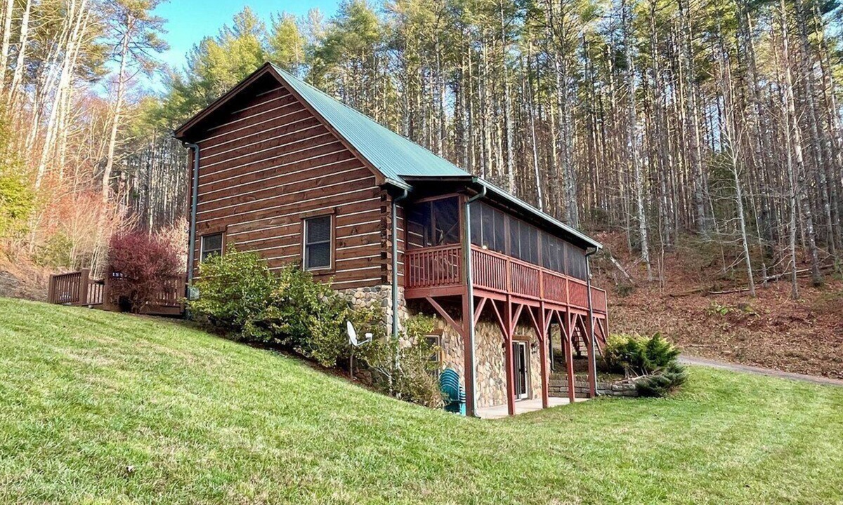 West Jefferson House | Rustic Retreat-Riverfront, Private Ponds & Hiking Trail, Dog Friendly,at The Barn on New River