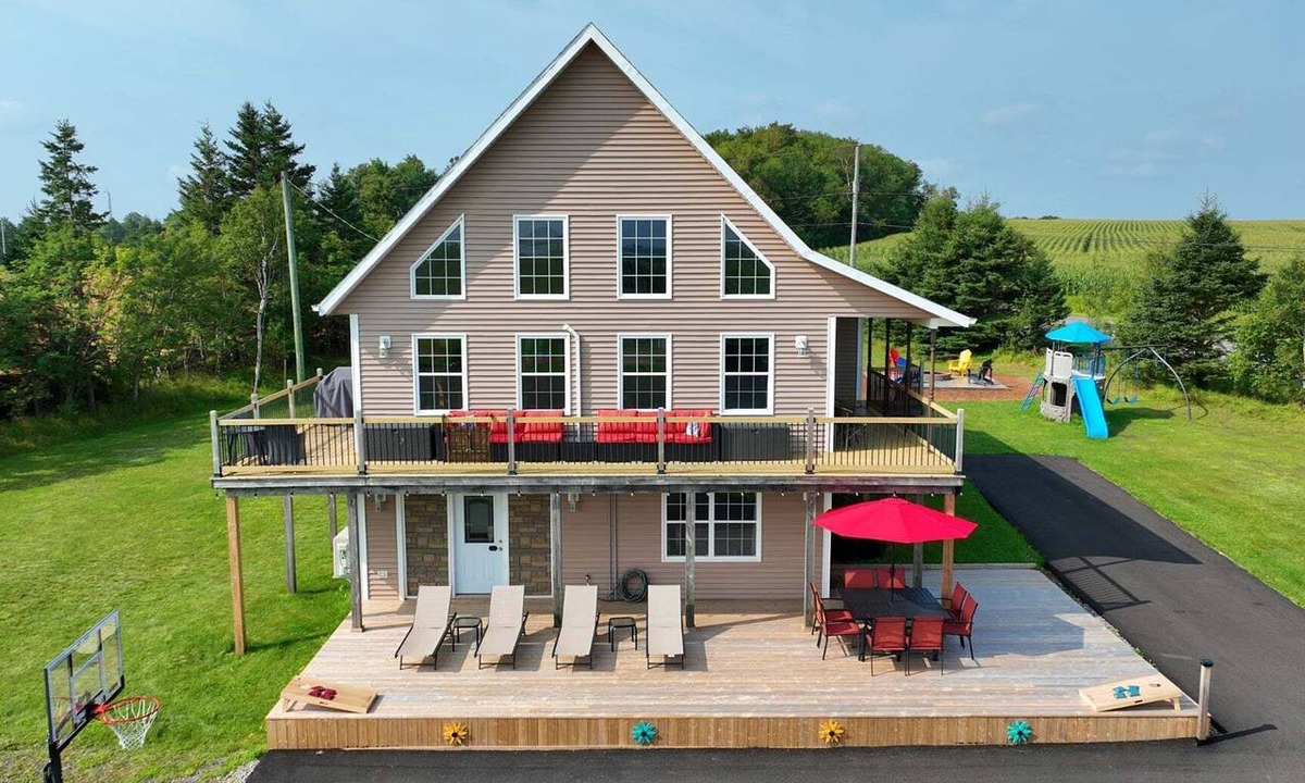 Anne's Land House | Rustico View Retreat- NEW rental, Perfectly located 4bdrm with wraparound deck