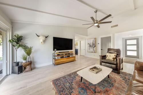 East Congress House | S Austin 3BR 2BA Sauna, Cowboy Pool and Deck, Near SoCo by Austin Vacay