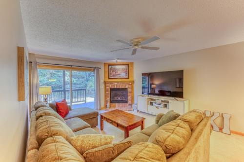 Carroll House | S42 Well appointed Bretton Woods Condo with Deck, Fireplace & Easy Access to Area Activities