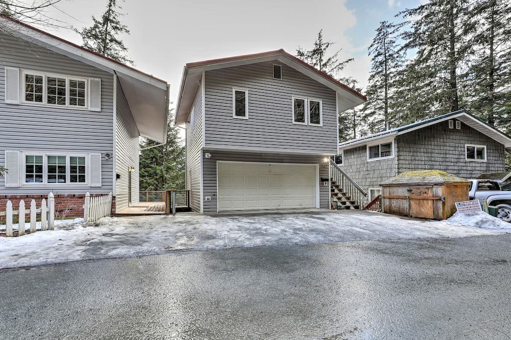 Downtown Juneau House | Scenic Dual-Retreat Vacation Home with Hot Tub & Mountain Views Near Trails in Juneau, Alaska