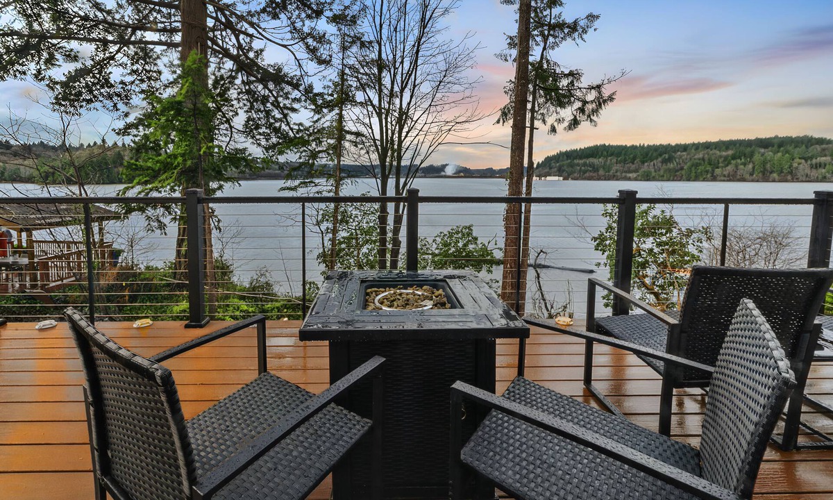 Agate House | Scenic New Waterfront Cabin on Hammersley Inlet