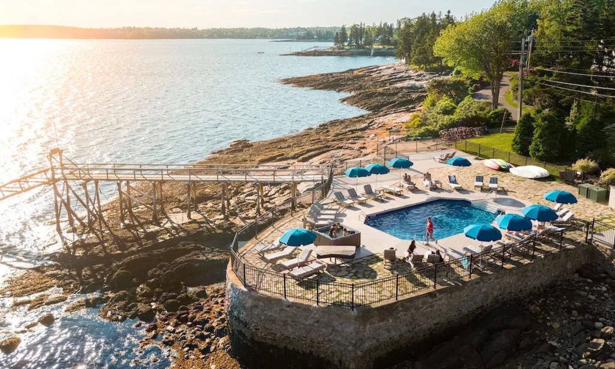 Boothbay Harbor Apartment | Seabreeze 1 | Oceanfront 2 Queens + Fireplace