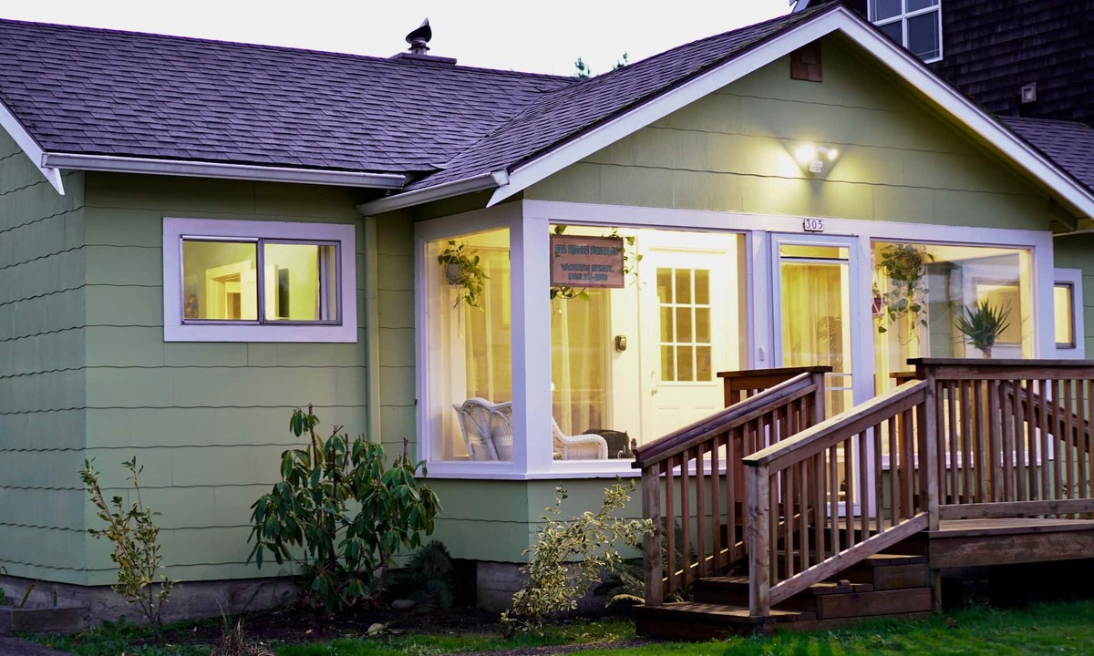 Seaside House | SeaBreeze Bungalow - 1/2 block to beach - Pets OK! Private Home - Fully Fenced