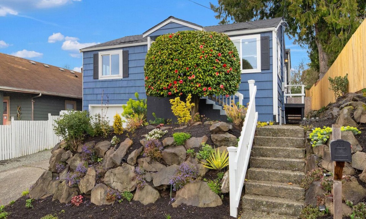 Columbia City House | Seattle World Cup Stay: 3BR Home with close Light Rail, Yard, and Parking