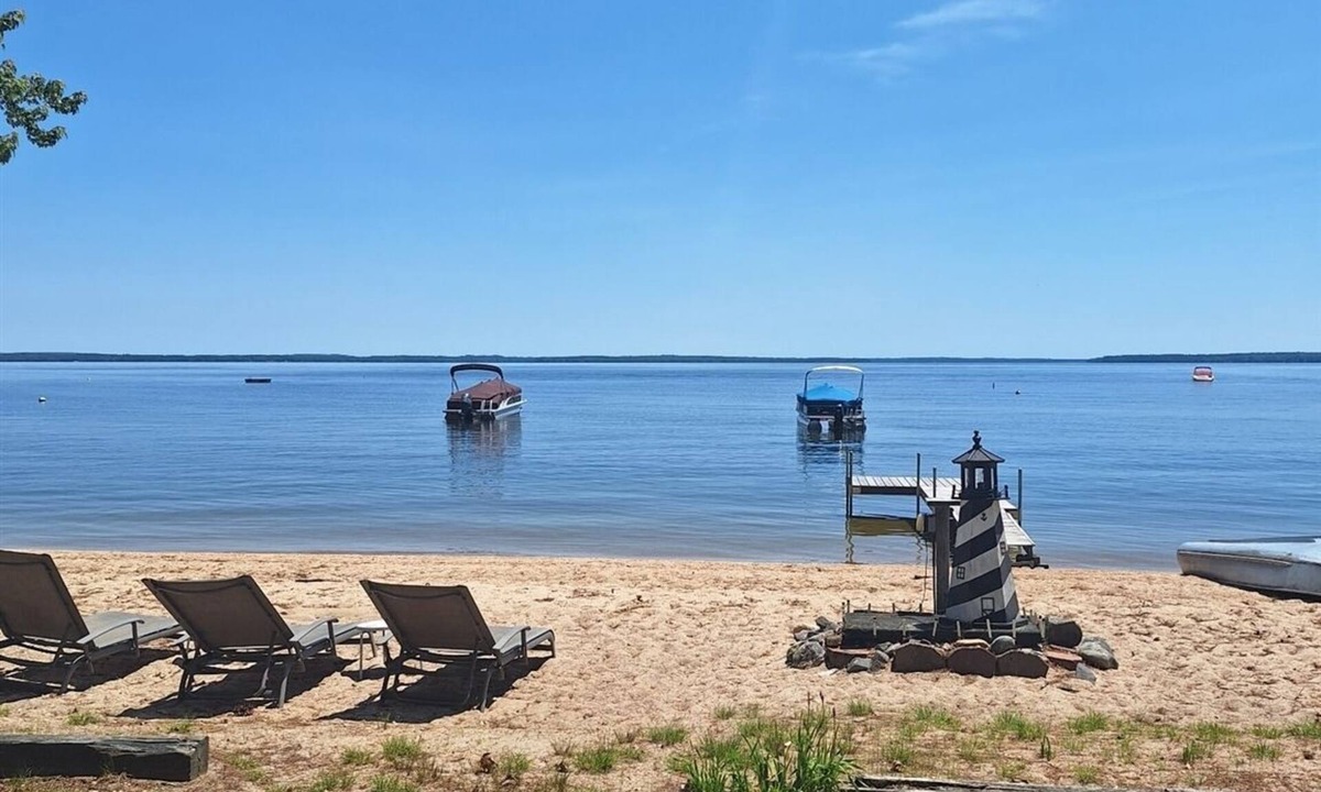 North Sebago Cottage | SEBAGO LAKE BEACHFRONT - FRIDAY-FRIDAY RENTAL
