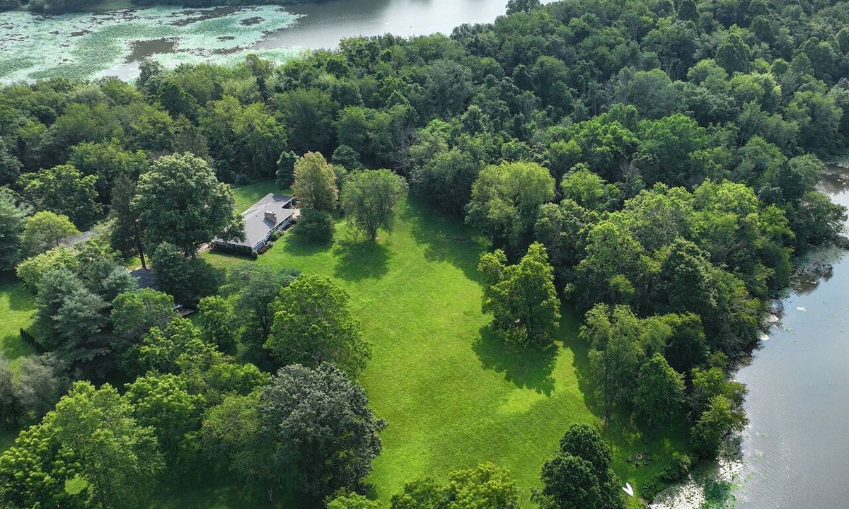 Logan House | Secluded Lake Luxury. Free kayaks, canoe & rowboat.