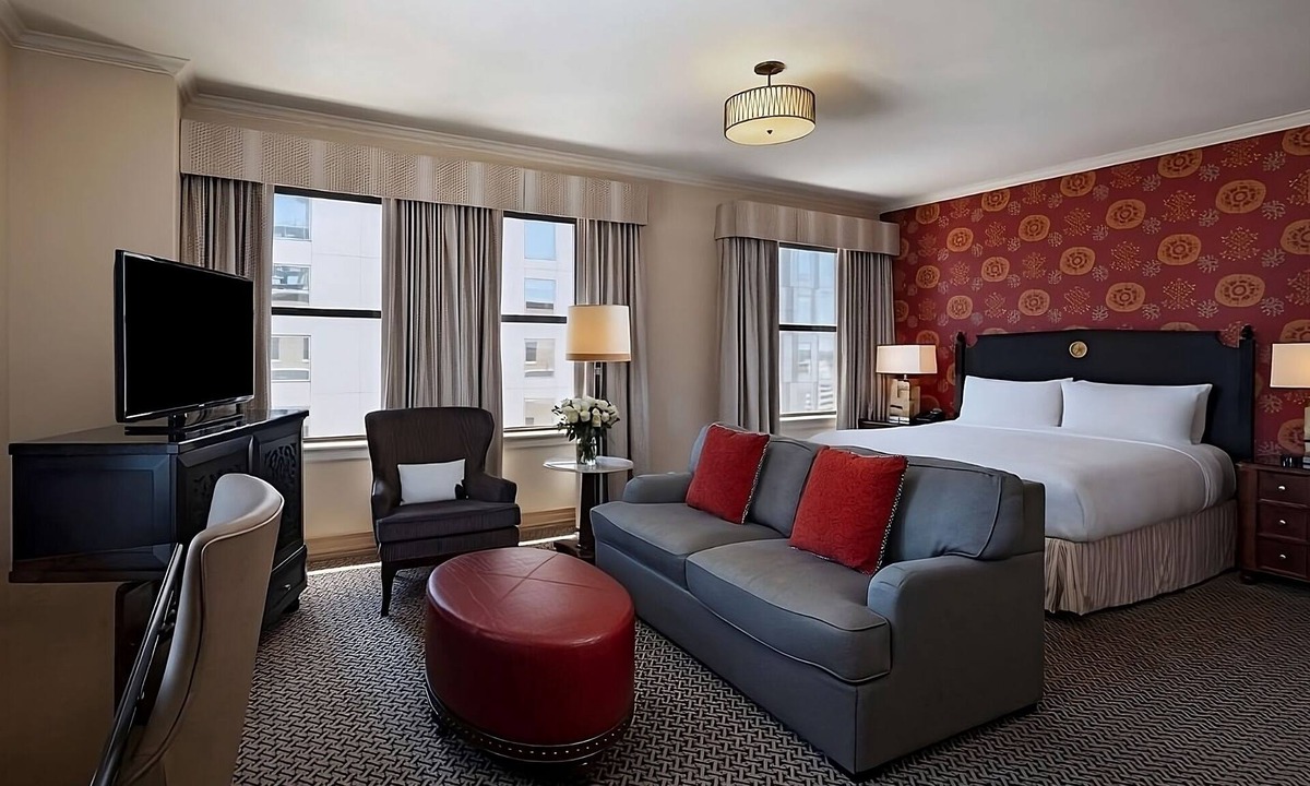 Downtown Austin Hotel | See Iconic Attractions! Elegant Suites Near Theatre and Park! Pets Allowed Here!