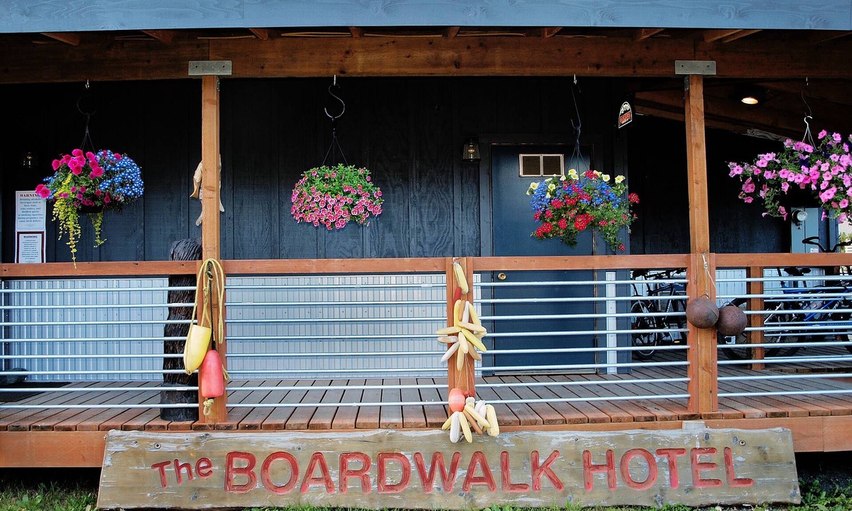 Seldovia House | Seldovia Boardwalk Hotel - Waterfront Rooms Available