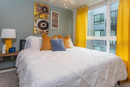 Hilltop Apartment | Self Check-in-washer-dryer-4ksmart Tv-king Bed-gym